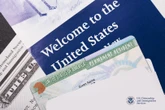 Aktywiści i imigranci zaniepokojeni Trump zmienia zasady przyznawania zielonej karty. Trzeba wyjechać z USA, by złożyć wniosek