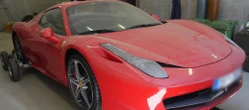 Oszustwo na wnuczka Luksusowe życie oszusta za pieniądze seniorów. Śledczy przejęli Ferrari