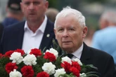 Rzadki widok Jarosław Kaczyński niemal zniknął za ogromnym wieńcem. Smutna Marta Kaczyńska z mężem i synem szli tuż za nim