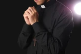Pijany duchowny Pijany ksiądz tłumaczył się przed sądem. Z głodu wsiadł za kółko