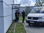 Zbrodnia w Świętokrzyskiem Zabójca z Mierzawy doprowadzony do prokuratury. Dariusz R. usłyszał zarzuty