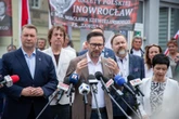 Zobacz zdjęcia! Burzliwy protest przed „Solino”. Przepychanki i rękoczyny podczas wizyty Czarnka i Obajtka