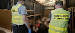 Granica 54 migrantów w naczepie ciężarówki. Próbowali dostać się do Polski