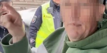Nietypowe zdarzenie Kierowca "influencer" blokował ruch na moście. Siłą usunięto go z drogi