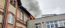 Ewakuacja w szpitalu Ogień na poddaszu szpitala we Wschowie. Służby ewakuowały kilkadziesiąt osób
