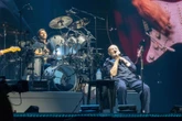 dawno niewidziany artysta Phil Collins po raz pierwszy od dawna pokazał się publicznie - w jakiej jest formie? Fani zwrócili uwagę na jeden szczegół zdjęcia