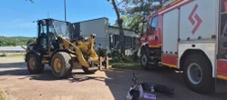 Wypadek Wjechała hulajnogą w koparko-ładowarkę! 49-latka w szpitalu