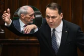 jego treść zaskakuje Sikorski nazwał Macierewicza "świrem". Jest postanowienie prokuratury