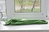 Sposoby na upały Rozłóż to na parapecie w największy upał. Przyniesie ulgę i schłodzi mieszkanie, nawet gdy na zewnątrz będzie powyżej 30 stopni. Ten trik pomoże przetrwać bez klimatyzacji