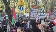 Protest w Warszawie Manifestacja przed ambasadą Izraela. W tle zatrzymanie statku z Polką na pokładzie