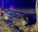 Wypadek Groźny wypadek w Woli Osowińskiej. Opel uderzył w drzewo, dwie osoby ranne
