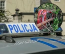 Wypadek Po policyjnym pościgu uderzył w drzewo. To przewróciło się na radiowóz