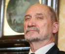 W CIENIU EKSPLOZJI POD MIKĄ Macierewicz uderza po eksplozji na torach. „Na czyje zlecenie Polskę niszczycie?”
