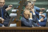 Polacy podzieleni Kolejny sondaż, kolejny wielki ból głowy Donalda Tuska. Oj, nie jest kolorowo