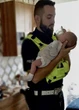 Szokująca interwencja Policjanci przewijali i karmili miesięczne dziecko. Matka była w ciągu alkoholowym