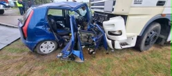 Fiat najechał na ciężarówkę Pół rodziny zginęło w jednej chwili! Tajemniczy wypadek pochłonął życie ojca i dwóch synów