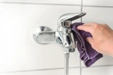 Domowe sposoby Kran będzie lśnił jak nowy dzięki jednemu przedmiotowi z piórnika. Zapomnisz o białym osadzie