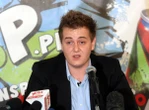 Szok "Król dopalaczy" na wolności, przed sądem jego bliscy. Absurd goni absurd. Dawid Bratko śmieje się w Tanzanii