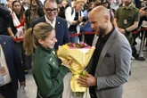 ZOBACZ ZDJĘCIA Maja Chwalińska wróciła do Polski. Niesamowite sceny na lotnisku po historycznym Roland Garros