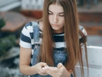 Rodzicielstwo Dlaczego dziecko ciągle siedzi w telefonie? Wytłumacz mu algorytmy i wspólnie zadbajcie o cyfrowy porządek
