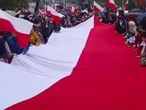 Padł rekord! Trzy kilometry i prawie pół tony. W tym mieście przeszli z najdłuższą flagą Polski. "Morze ludzi!"
