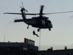 Potężna operacja służb w stolicy Policyjny Black Hawk w akcji! Kontrterroryści o świcie na dachu jednego z budynków w Warszawie