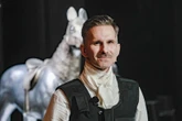 znany aktor o swoim zdrowiu Marcin Bosak z "M jak Miłość" pokazał swoją bliznę po operacji: "Do Matrixa mógłby bez castingu". Aktor miał nowotwór
