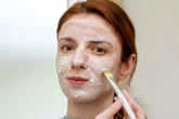Pielęgnacja cery Zalej mlekiem i po 10 minutach nałóż na twarz. Zadziała jak delikatny peeling. Głęboko nawilży i ukoi sucha cerę. Domowy peeling do twarzy