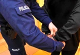 szok Mieszkał w aucie, by nie płacić alimentów! Wpadł, gdy policja wybiła szybę w jego oplu