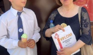 Lody za czerwony pasek "Każdy powinien być doceniony za ciężką pracę". W Szczebrzeszynie za czerwony pasek dają darmowe lody