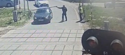 O krok od tragedii Kobieta utknęła pod szlabanem na torach. Od uderzenia pociągu dzieliły ją sekundy