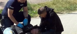 na sygnale Leżał pod komisariatem i nie odpowiadał na pytania. W jego telefonie znajdował się ważny trop