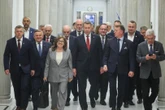 szedł jak po władzę Czarnek ruszył środkiem korytarza jak lider, politycy PiS za plecami. Pewny siebie?