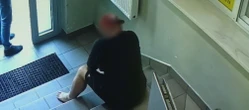 Szok! Ukradł łańcuszek za prawie 14 tys. zł. Schował się w budynku komendy policji