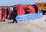 TRAGEDIA NA PLAŻY Ojciec zginął ratując dwoje dzieci! Dramatyczny finał kąpieli w Międzywodziu