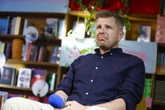 PIĘKNA blondynka! Filip Chajzer i jego młoda partnerka "przyłapani" w Krakowie! Już się nie kryją