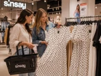 Moda na lato Ta lniana sukienka w grochy z Sinsay to hit lata. Kosztuje grosze, a wygląda obłędnie