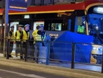 WSTRZĄSAJĄCYH WYPADEK Rozłożyli parawan na przystanku i wstrzymali ruch. Kobieta zginęła pod tramwajem w centrum Warszawy!