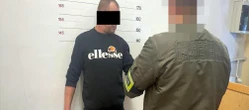 Mistrz zabawy w chowanego Porwał 38-latka spod klubu i próbował okraść! Nieprawdopodobne, gdzie ukrył się przed policjantami