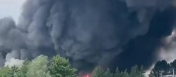 Wiadomości Wielka akcja służb w Charnowie. Pożar objął całą halę produkcyjną