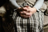 Dramat seniorki Wojciech i Paweł chcieli okraść panią Natalię. Gdy ich nakryła, obudziły się drzemiące w nich bestie