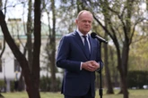co wiemy? Premier Tuska zabrał głos ws. zarobków 28-letniego lekarza. Wspomniał o projekcie ustawy