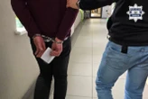 Wiadomości Rzucał butelkami w stronę dzieci. Chwilę później próbował uciec