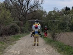 Wypadek nad Rabą Dramatyczne sceny nad Rabą! 22-latek quadem wpadł do rzeki. Na miejsce przyleciał śmigłowiec LPR