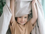 wychowanie Jak rozwija się poczucie humoru u dziecka? Zwykła zabawa w a kuku buduje poczucie bezpieczeństwa