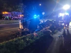 Tragedia w Sosnowcu Samochód wbił się w przydrożny słup. Nie żyją dwie osoby, auto rozpadło się na pół