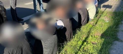 Ilu pasażerów wejdzie do opla? Policjanci zajrzeli do niepozornego opla. W środku był tłum!