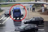 Wypadek w Olsztynie 17-latek wjechał hulajnogą w bok busa. Nagranie z monitoringu mrozi krew w żyłach