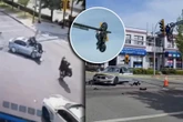 Mocne wideo Motocykl zawisł na sygnalizatorze po zderzeniu! Niewiarygodny wypadek