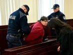 Mroczne kulisy Babka kopała dół, matka stała na czatach. Zasypały noworodka żywcem, dziecko nie przeżyło. Leżał pod kurnikiem